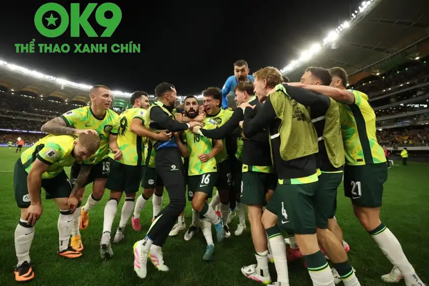 Niềm vui của các cầu thủ Úc sau bàn thắng quý như vàng vào lưới Nhật Bản. (Ảnh: Internet)